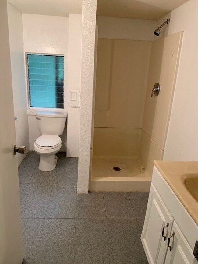 Foto del edificio - Manoa House - 3 bedroom, 1 bath - Avail now