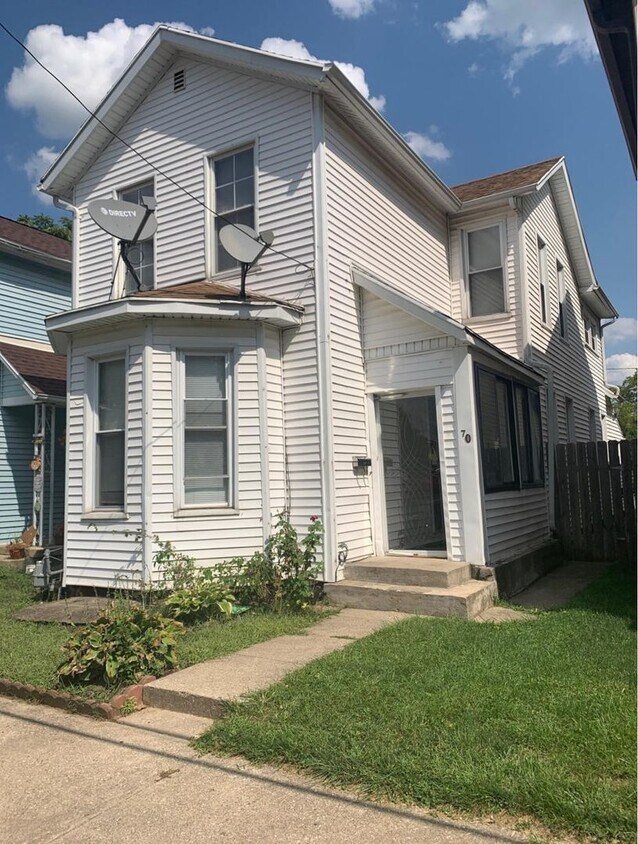 Primary Photo - Large 3 Bed with 2 Bath close to everything!