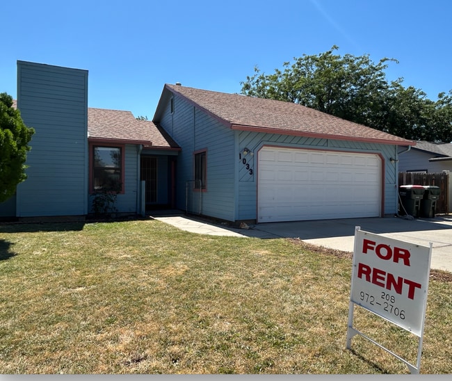 Building Photo - 1033 E Chateau Dr