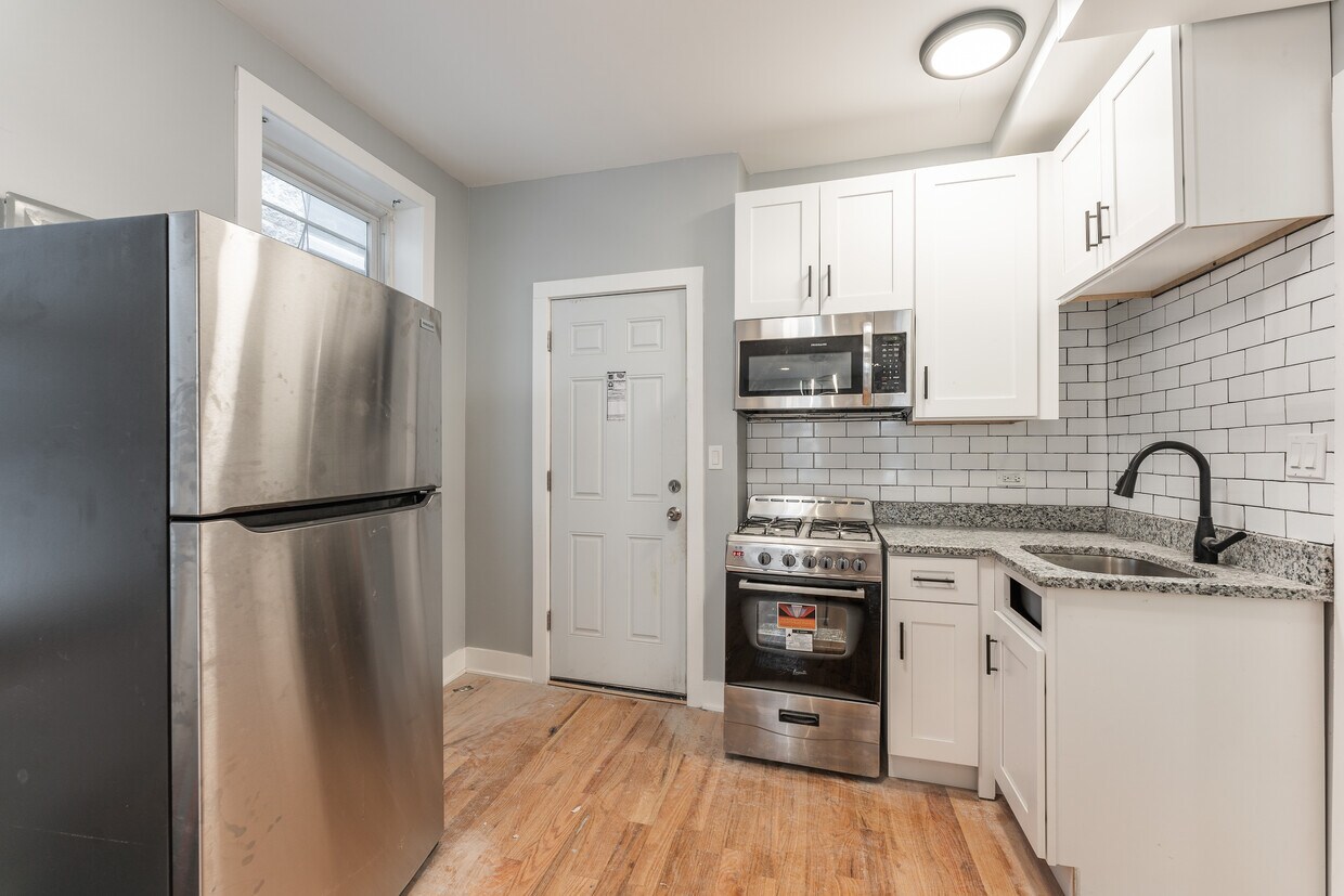 Foto principal - 1622 W Beach Ave