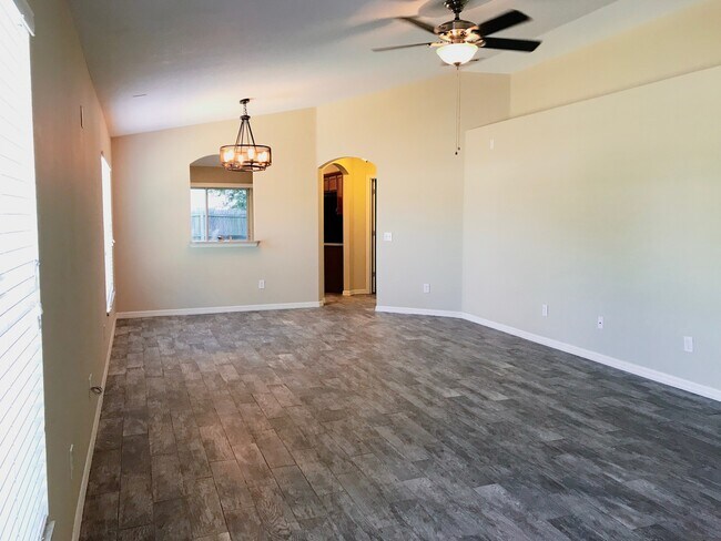 Building Photo - Beautiful 3 Bedroom 2 Bath for Rent in Spring Hill!