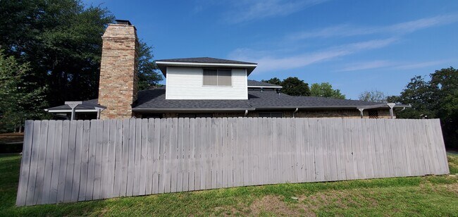 Building Photo - 204 Hollyhill Ln