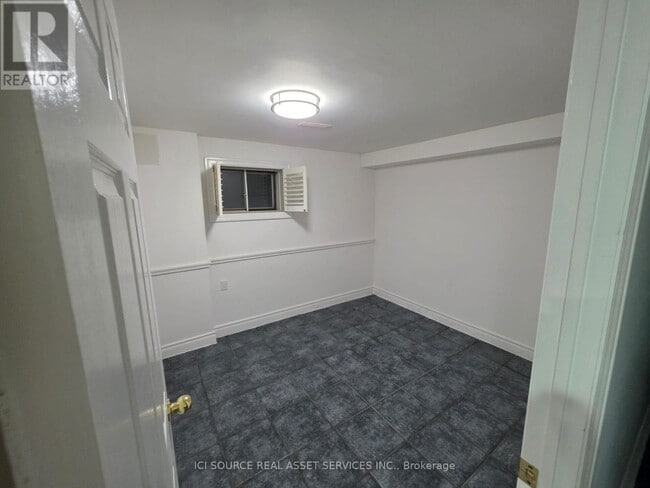 Building Photo - 33 Broomfield Dr