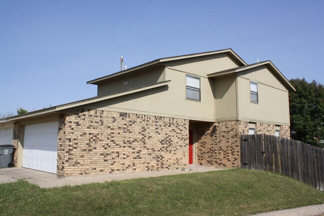 Building Photo - 2701 NW Friar Tuck Ln