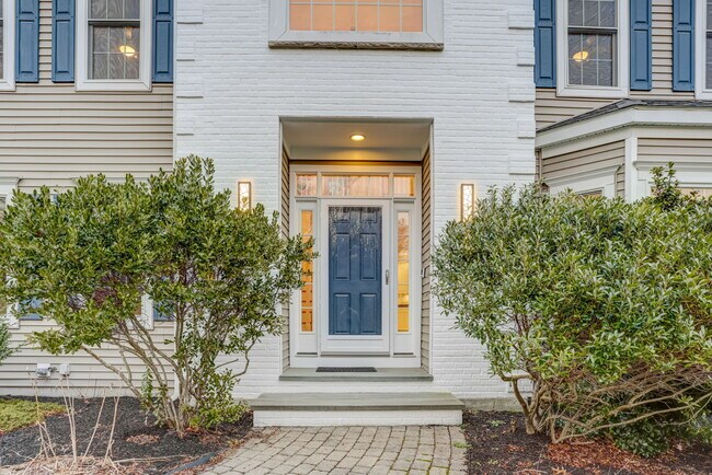 Foto del edificio - 45 Silver Fox Rd