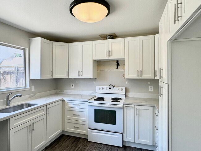 Building Photo - Newly Remodeled 3 Bed 1 Bath House in Pitt...
