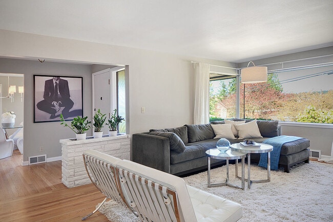 Building Photo - Mid Century Modern in Maple Leaf