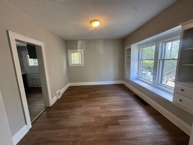 Building Photo - Charming 3-Bedroom Property in Prime Location