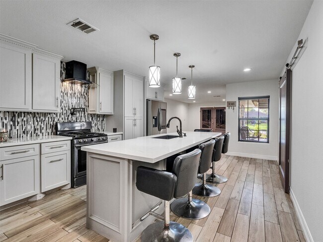 Building Photo - 667 Edgebrook Dr