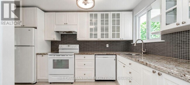 Building Photo - 802 Pam Crescent