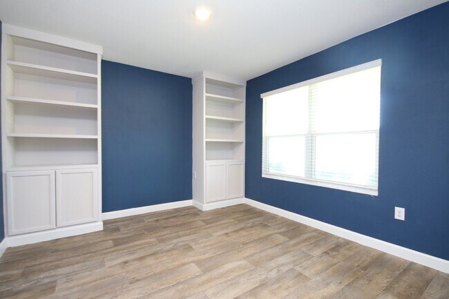 Building Photo - Spacious 5-Bedroom Home Near NAS with Move...