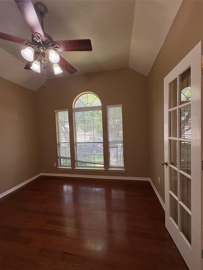 Foto del edificio - 207 Kettleman Ln N