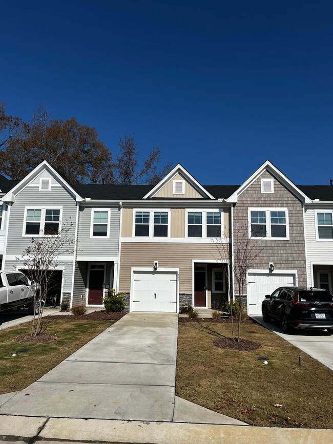 Building Photo - Three Bedroom Home