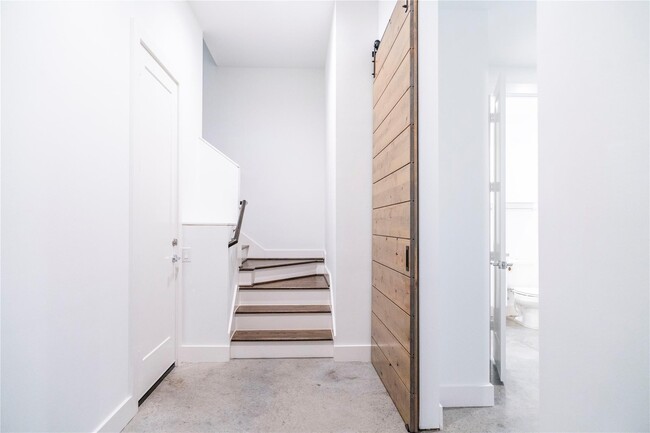 Building Photo - 5869 E Post Oak Ln