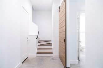 Building Photo - 5869 E Post Oak Ln