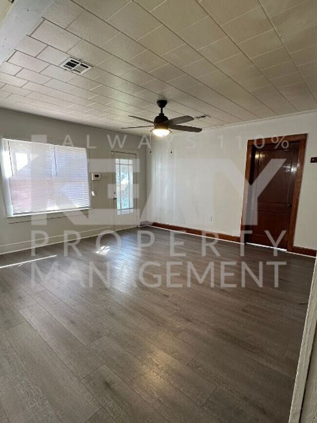 Building Photo - Adorable 2 bedroom home AVAILABLE NOW!