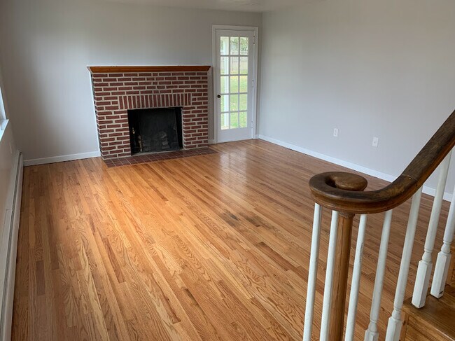 Amplia sala principal - 808 Lauber Rd