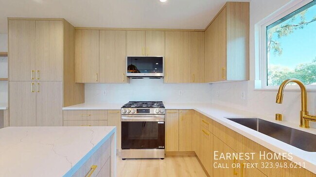 Foto del edificio - 16701 Chatsworth St