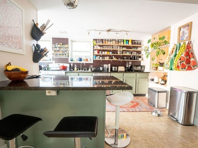 Building Photo - 30 Fox St