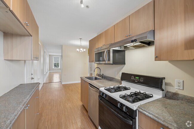 3 habitaciones, 1 baño - 1086 pies cuadrados - Unidad 4 - Cocina - 20 Eden St