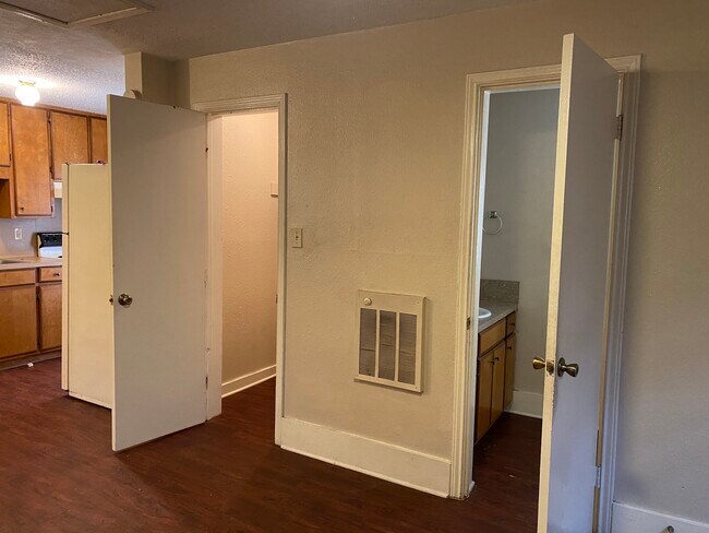 Building Photo - 512 Ross Dr