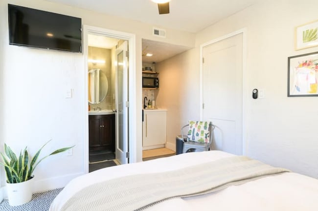 TV, Cable, Internet included - 2458 Arthur St