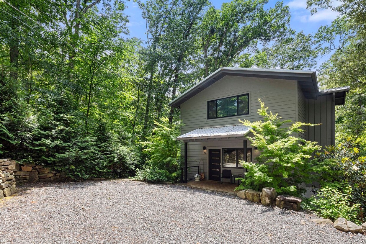 Primary Photo - Gorgeous East-West Asheville Home on a Woo...