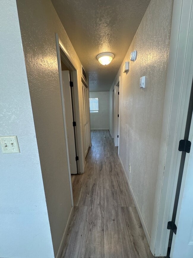 Building Photo - 75 E 860 S