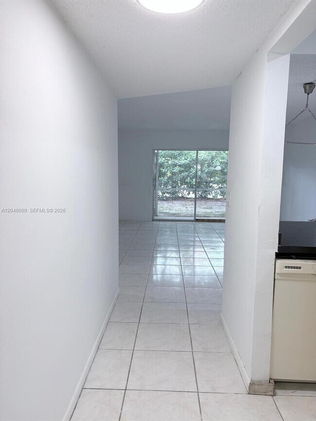 Foto del edificio - 8305 Royal Palm Blvd