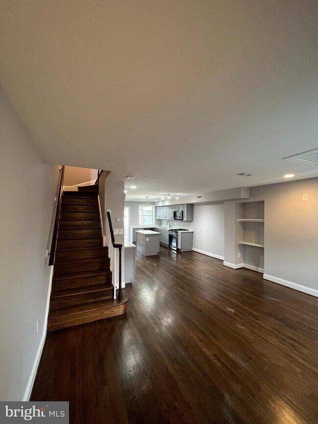 Building Photo - 567 Ingraham St NE