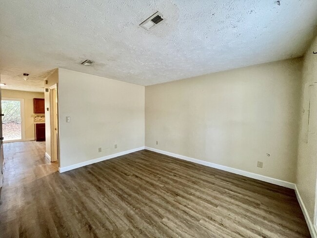 Building Photo - 2 bedroom, 1.5 bathroom townhome in Creeks Edge. Accepts Section 8.
