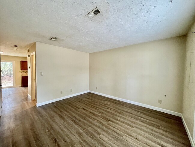 Foto del edificio - Get one month of rent FREE on a 2 bedroom, 1.5 bathroom townhome in Creeks Edge. Accepts Section 8.