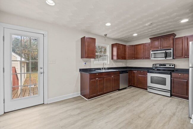 Photo - Beautiful Spacious Home for Rent in Norfolk!