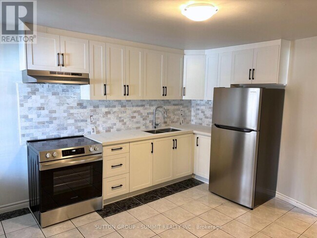 Building Photo - 2005 Dufferin St