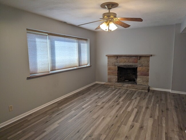 Building Photo - Available NOW - Large 3 Bedroom Home in th...