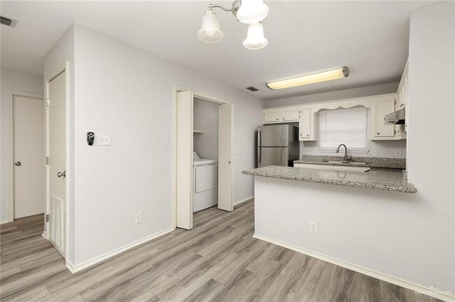 Building Photo - 8 Ulex Ave