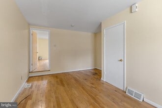 Building Photo - 711 S 5th St