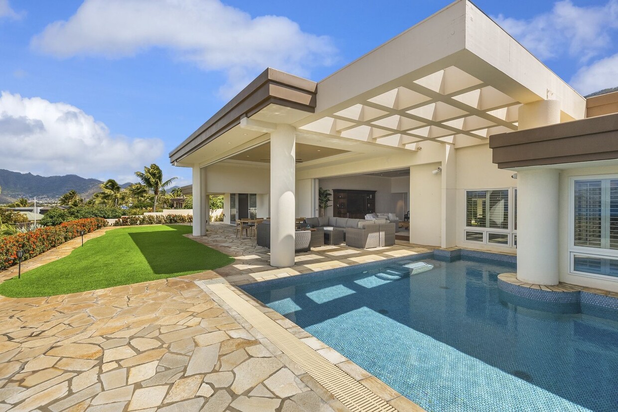 Primary Photo - Luxury, Pool, AC & Stunning Ocean Views: H...