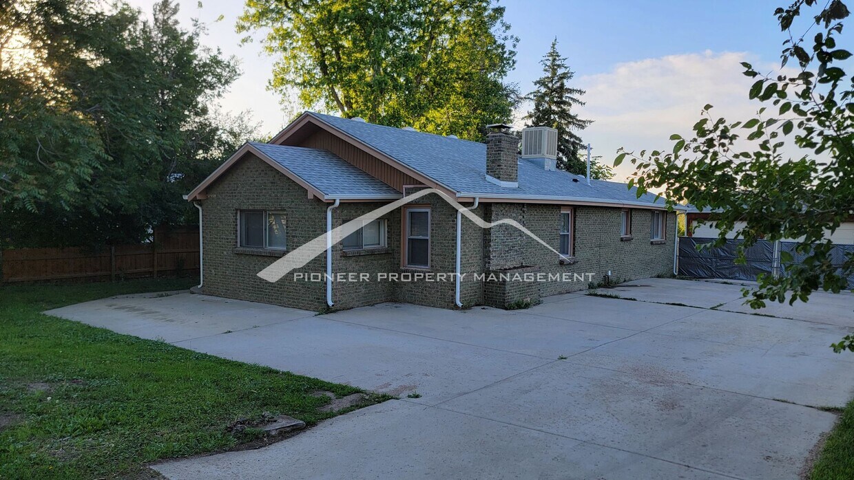 Foto principal - Charming 2 Bedroom Single Family Home