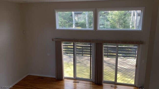 Foto del edificio - 4 Hemlock Ln