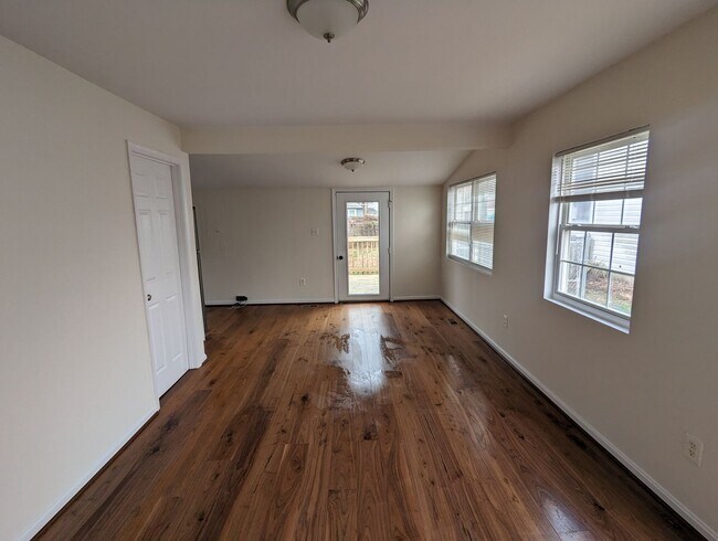 Foto del edificio - Location, location, location!  Renovated B...