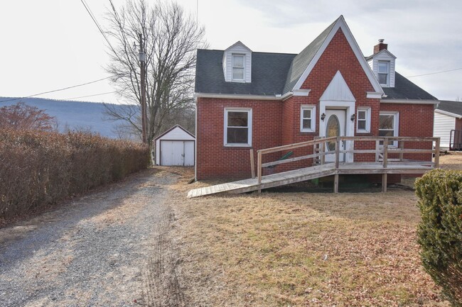 Building Photo - Two Bedroom Home with Yard & Detached Garage!