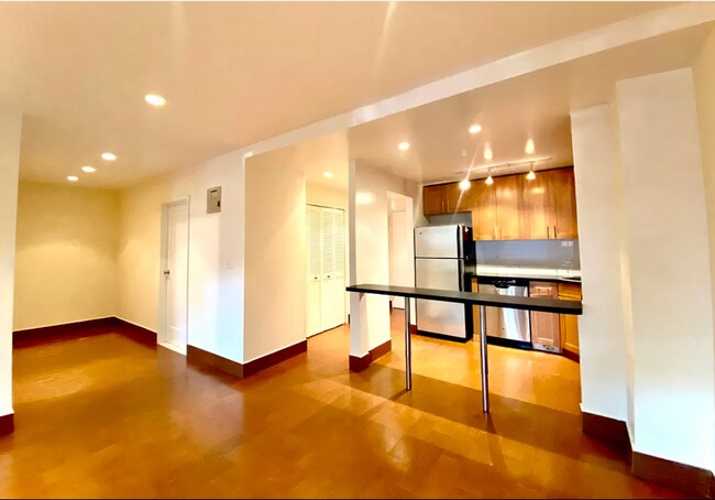 Building Photo - 424 E 81st St