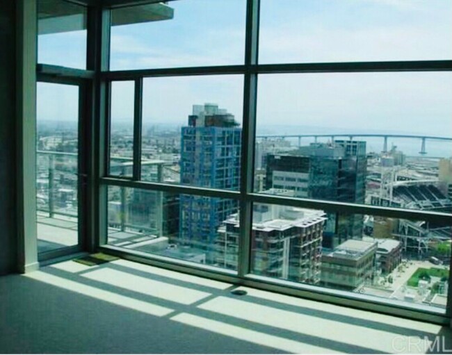 Building Photo - Luxurious 2 Bedroom / 2 Bath 25th story co...