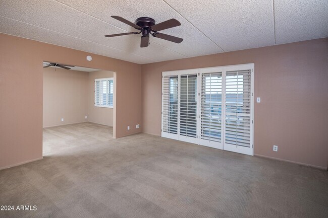 Foto del edificio - 7830 E Camelback Rd