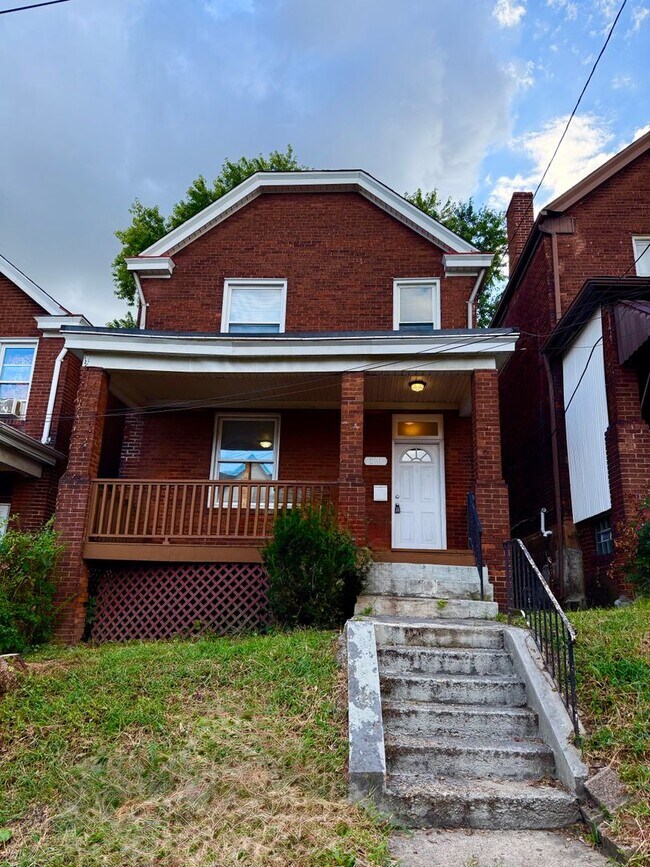 Building Photo - Updated 3BR 1 bath house with off street p...