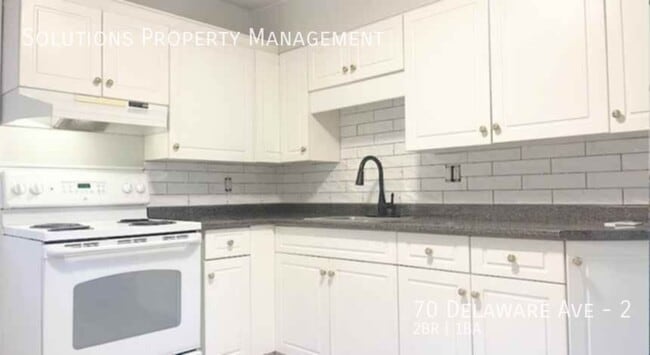 Building Photo - **Beautiful & Bright Updated 2 Bedroom Second Floor Unit**