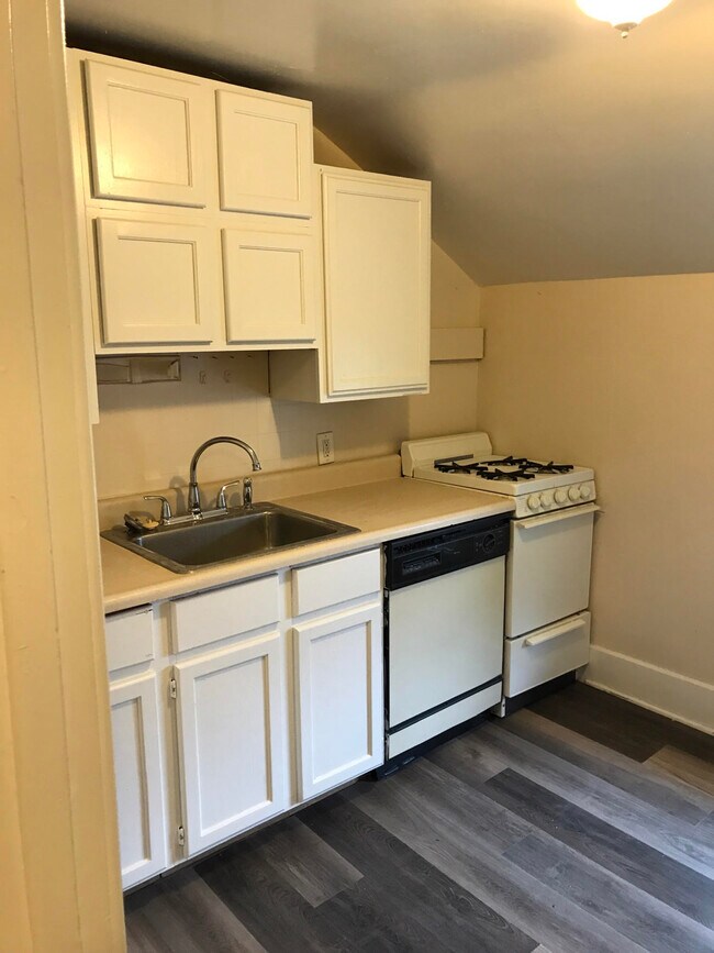 Kitchen - 414 N Francis Ave