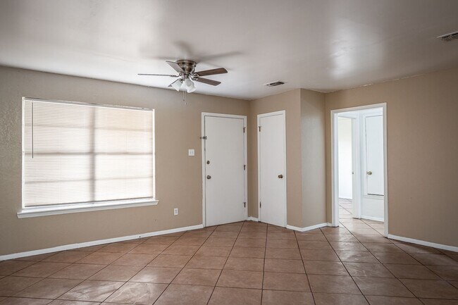 Foto del edificio - 100 Shannon Cir