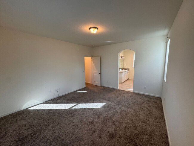 Foto del edificio - Newer home for rent in Visalia